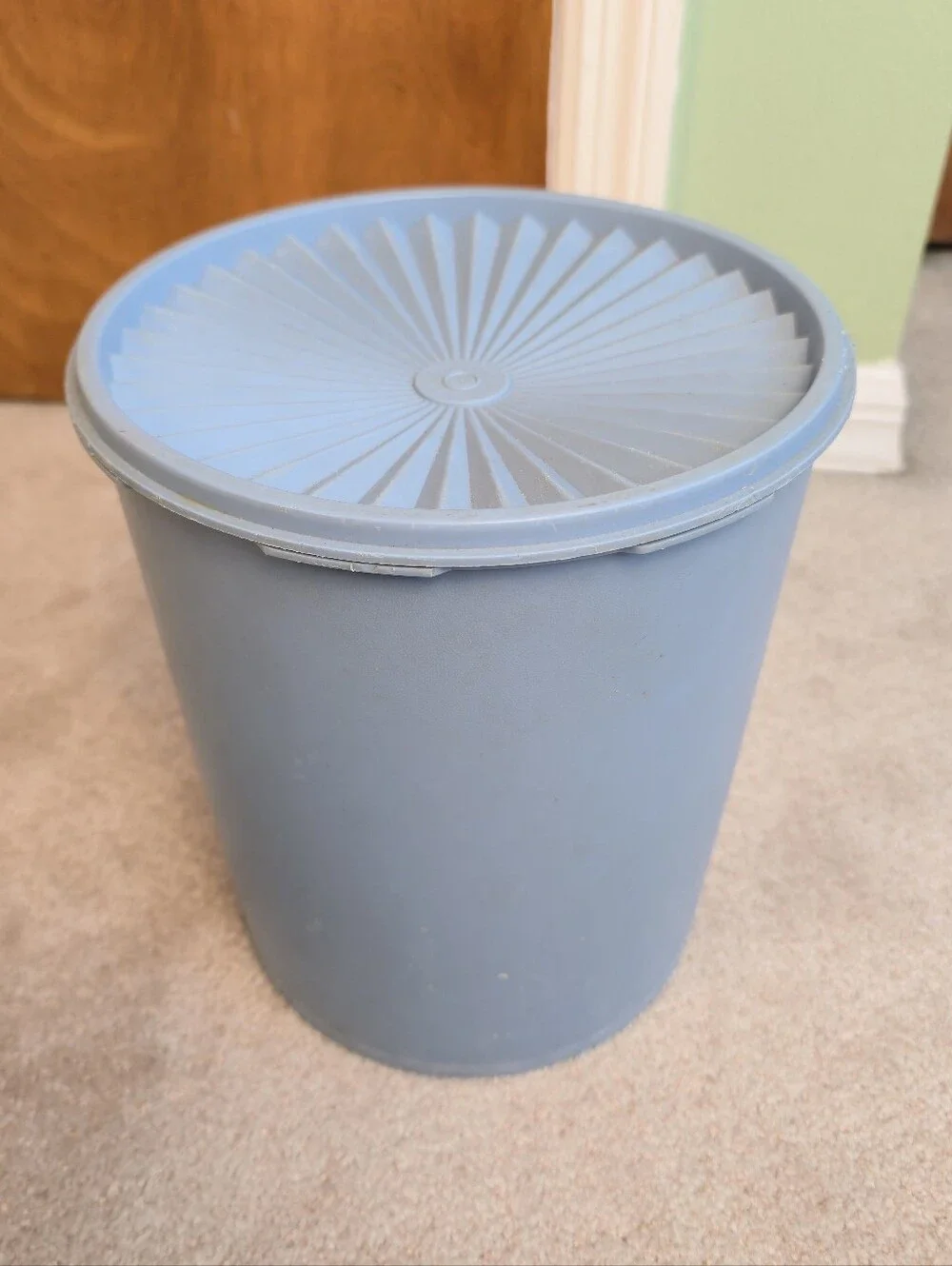 Tupperware Servalier canister 1339  